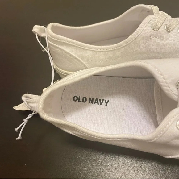 OLD NAVY Canvas Lace Up Sneakers in Calla Lilly White - Picture 6 of 8